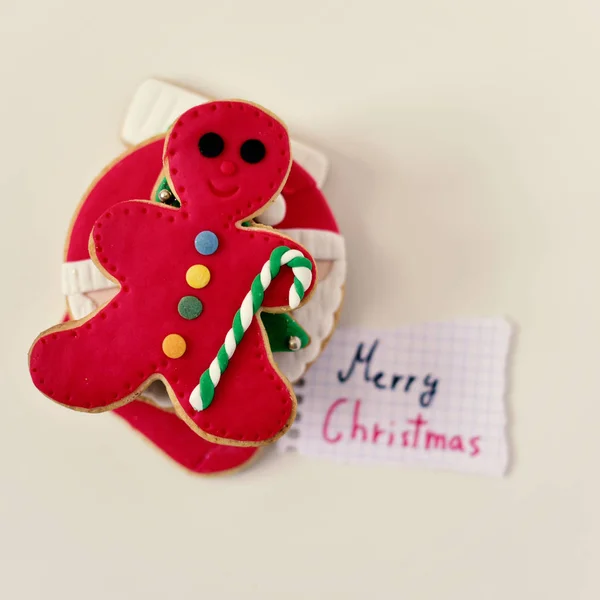 Χριστουγεννιάτικα μπισκότα και κείμενο καλά Χριστούγεννα — Φωτογραφία Αρχείου