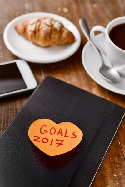 Brekafast, smartphone and text goals 2017 — Stock Photo, Image