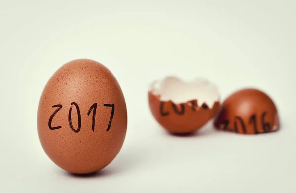 Huevos con números 2016 y 2017 para el año nuevo y viejo —  Fotos de Stock