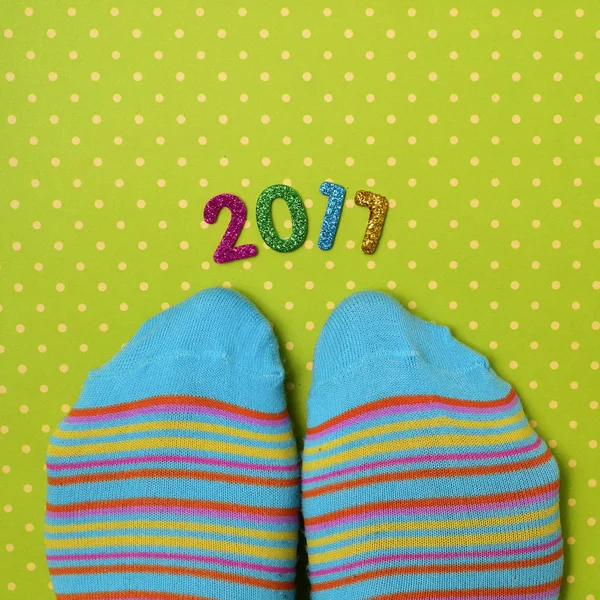 Füße tragen Socken und Zahl 2017, als das neue Jahr — Stockfoto