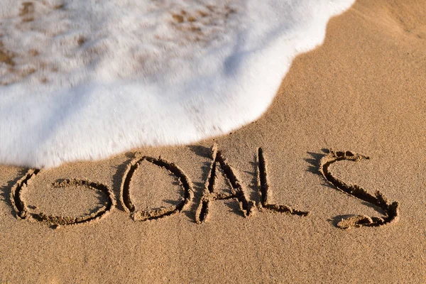 Objetivos de palavras na areia de uma praia — Fotografia de Stock