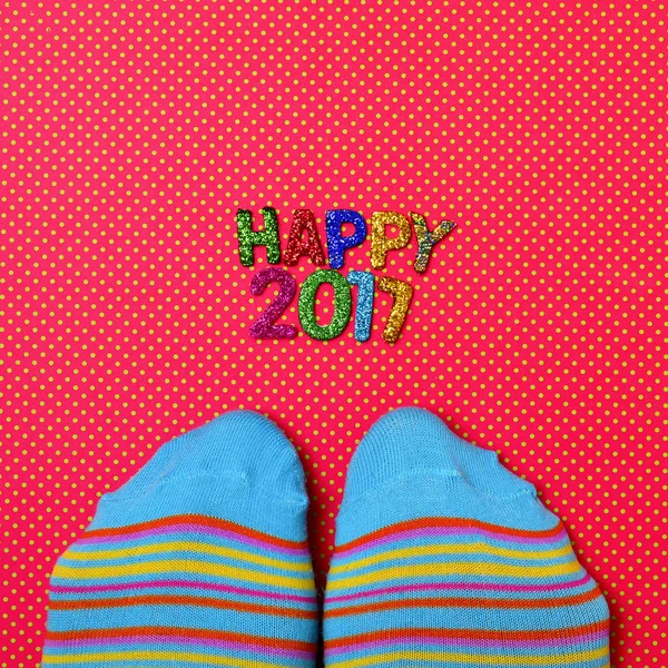 Voeten dragen van de sokken en tekst gelukkig 2017 — Stockfoto