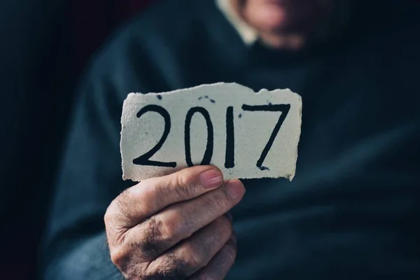 Hombre viejo y número 2017, como el año hew —  Fotos de Stock