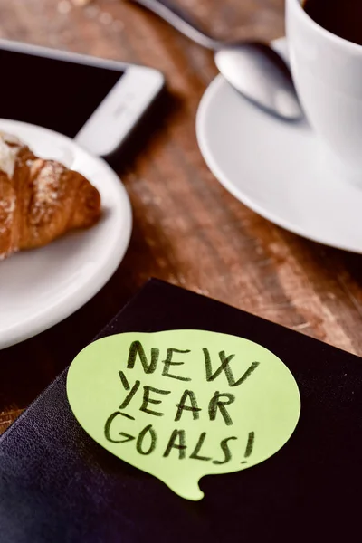 Brekafast, smartphone en tekst Nieuwjaar doelen — Stockfoto