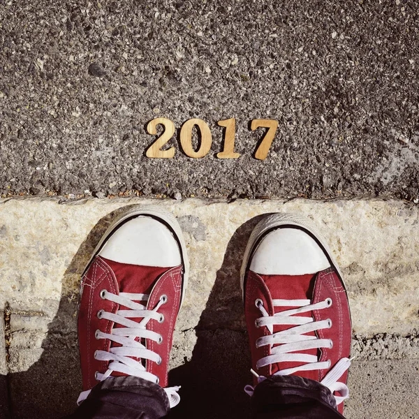 Hombre pies y número 2017, como el nuevo año —  Fotos de Stock