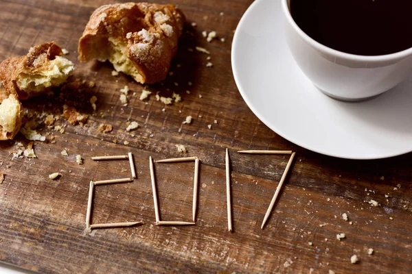 Croissant, koffie en nummer 2017, als het nieuwe jaar — Stockfoto