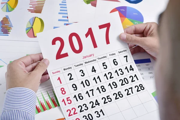 Ung affärsman med en 2017-kalender — Stockfoto