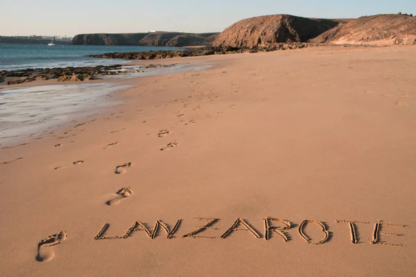 Lanzarote słowa wyryte na piasku plaża — Zdjęcie stockowe