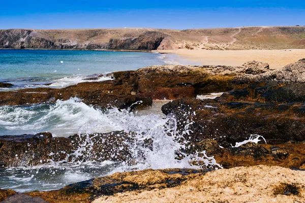 Pláž Playa Mujeres v Lanzarote, Kanárské ostrovy, Španělsko — Stock fotografie