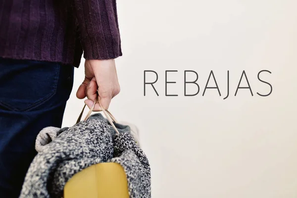 Vêtements et mot rebajas, vente en espagnol — Photo