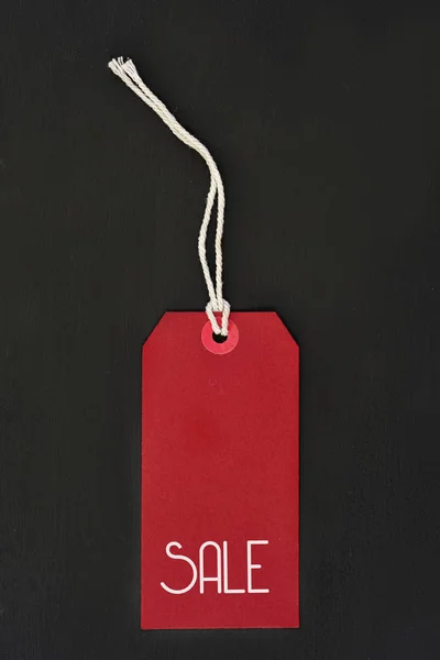Palabra venta en una etiqueta de papel rojo — Foto de Stock