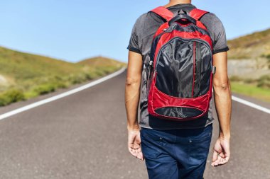 Genç backpacker adam