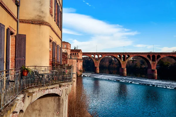 Tarn nehir ve Pont Neuf Köprüsü Albi, Fransa — Stok fotoğraf