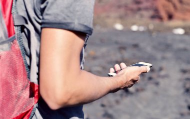 genç adam akıllı telefon açık havada kullanma