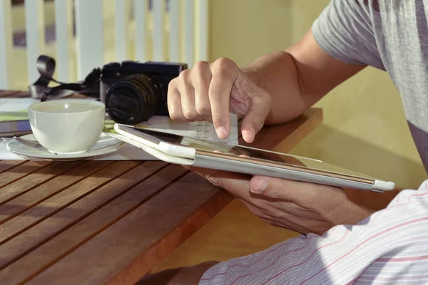 Jeune homme en pyjama utilisant une tablette — Photo