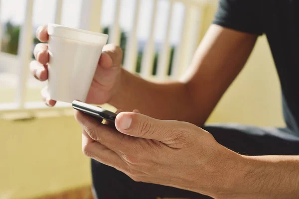 Anak muda dengan kopi menggunakan smartphone — Stok Foto