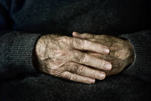 Hände eines alten kaukasischen Mannes — Stockfoto