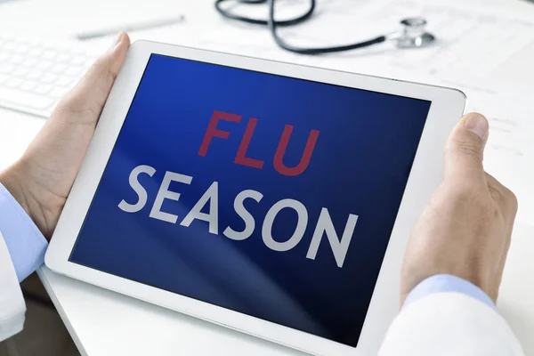 Médecin et comprimé avec le texte saison grippale — Photo