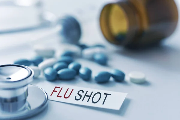 Estetoscópio, comprimidos e injeção de gripe de texto — Fotografia de Stock