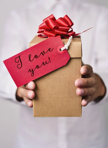 Hombre con regalo con texto Te amo — Foto de Stock