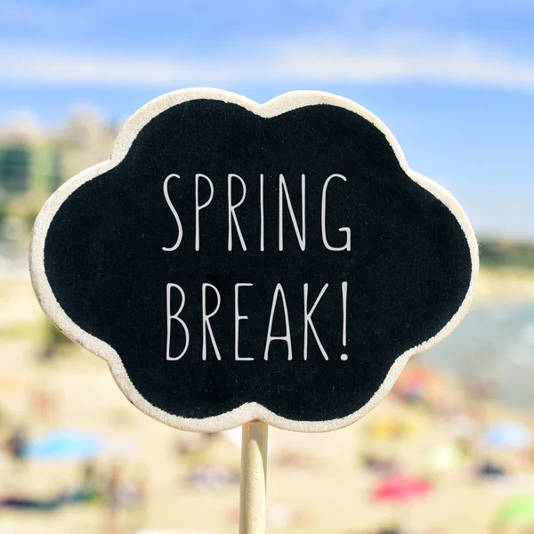 Vacaciones de primavera en un letrero en la playa — Foto de Stock