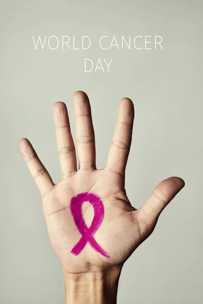 Różowe wstążki i tekst świata dzień walki z rakiem — Zdjęcie stockowe