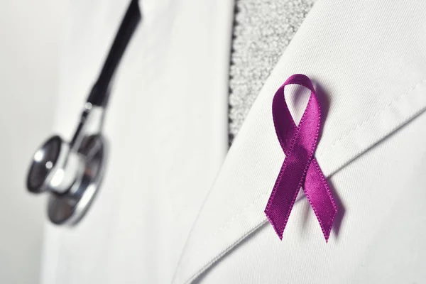 Doctor with a pink ribbon — Stock Photo, Image