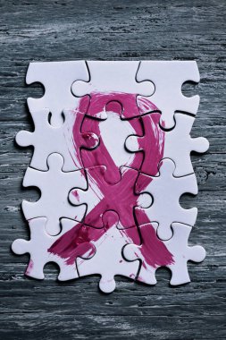 pembe bir kurdele şekillendirme puzzle parçaları