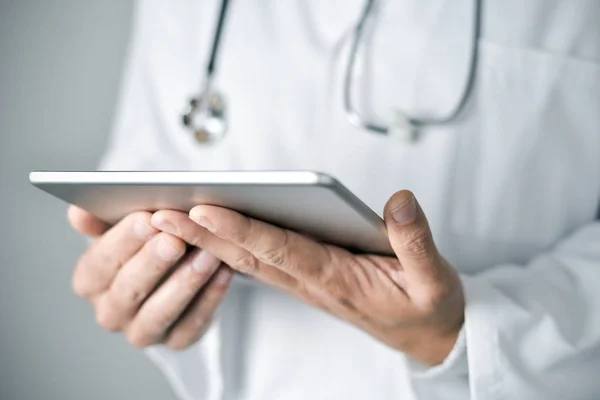 Homem médico usando um computador tablet — Fotografia de Stock