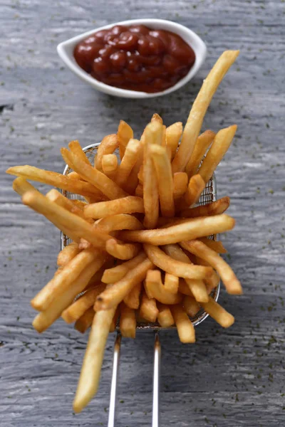 Smakelijke frietjes in een metalen mand — Stockfoto