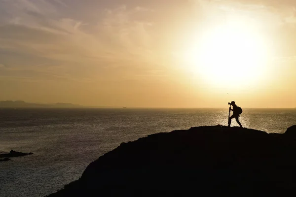 Hombre tomando una foto al atardecer —  Fotos de Stock