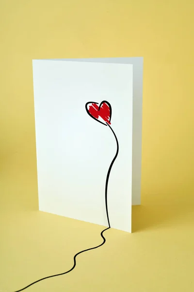 Rotes Herz auf einer Postkarte — Stockfoto
