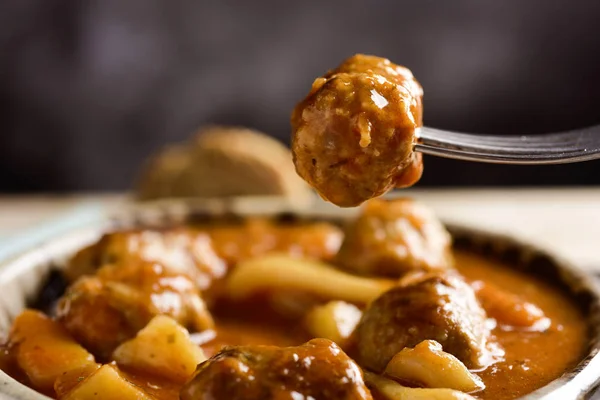 Spaanse albondigas con sepia, gehaktballen met inktvis — Stockfoto