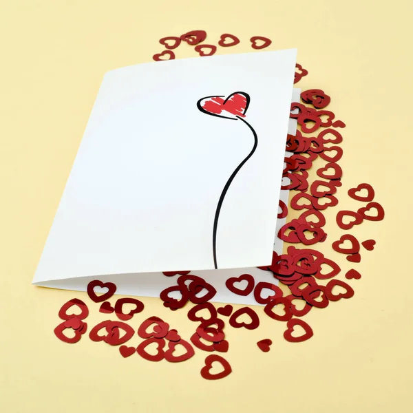 Czerwone serce w pocztówce — Zdjęcie stockowe
