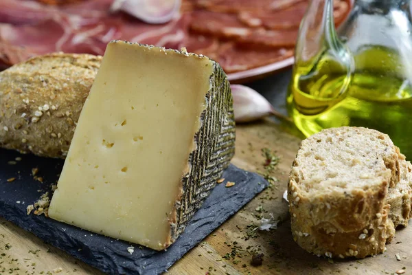 Sýr Manchego a španělské uzeniny — Stock fotografie