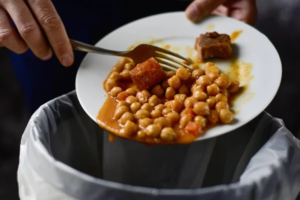 Man restjes gooien naar de Prullenbak — Stockfoto