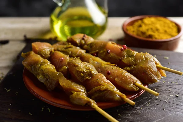 Brochetas especiadas de carne de pollo — Foto de Stock