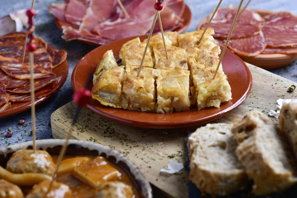 Sortimento de carnes frias espanholas e tapas — Fotografia de Stock