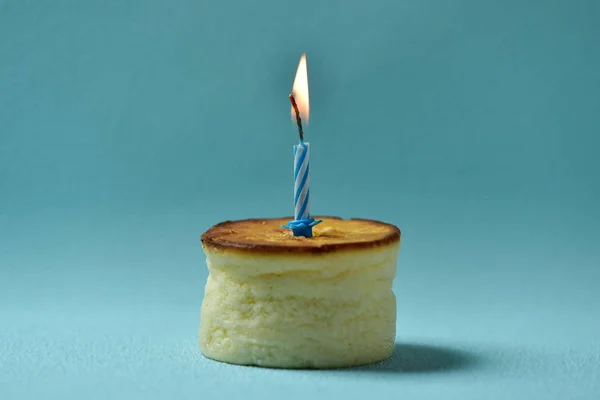 Zapálila svíčku narozeniny na tvarohový koláč — Stock fotografie