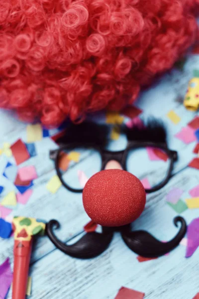 Gafas falsas, nariz de payaso y bigote —  Fotos de Stock