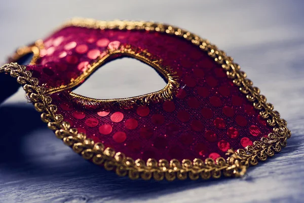 Elegantní červené a zlaté karneval maska — Stock fotografie
