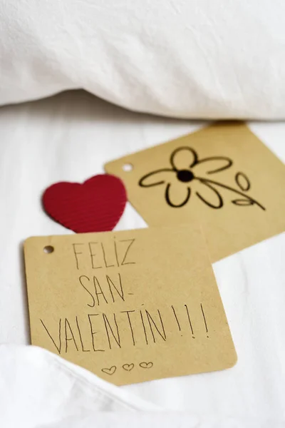 Feliz san valentin, happy valentines day in spanish — Stock Photo, Image