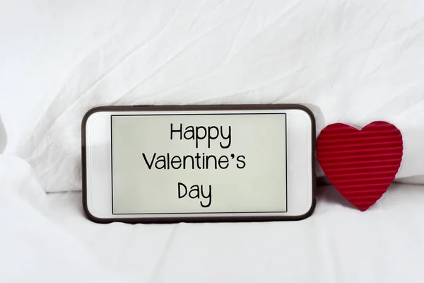 Texte joyeuse Saint Valentin dans un smartphone — Photo