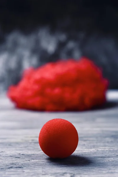 Röd peruk och röd clown näsa — Stockfoto