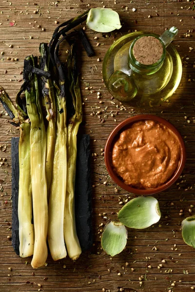 Calcots, γλυκά κρεμμύδια, τυπικό της Καταλονίας, Ισπανία — Φωτογραφία Αρχείου