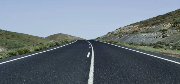 Lonely road i landsbygdens landskap — Stockfoto