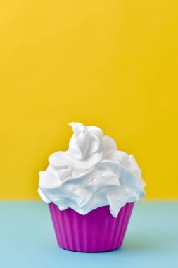 pembe bir fincan beyaz dondurma