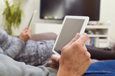 erkek ve kadın elektronik aygıtlar kullanarak