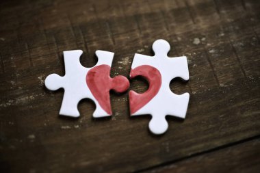 bir kalp şeklinde puzzle parçaları