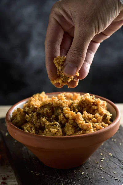 Mannen äter couscous med hans fingrar — Stockfoto